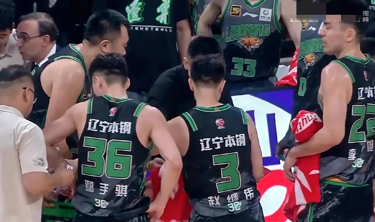 包含浙江稠州训练开放日，清晨调整名单引欢呼，CBA季后赛在即，阵容厚度经受考验的词条